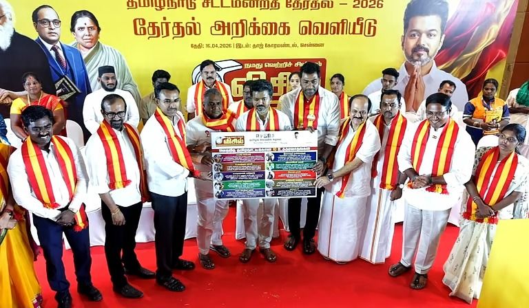 தவெக-வின் முழு தேர்தல் அறிக்கை வெளியீடு: விவசாயியிடம் முதல் பிரதியை வழங்கிய நடிகர் விஜய்!