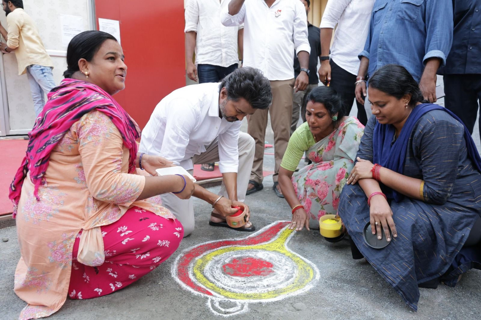 "வாசல் தோறும் விசில் கோலம்" - தமிழகத்தை அதிர வைக்கும் தவெக-வின் நூதன தேர்தல் பிரச்சாரம்!