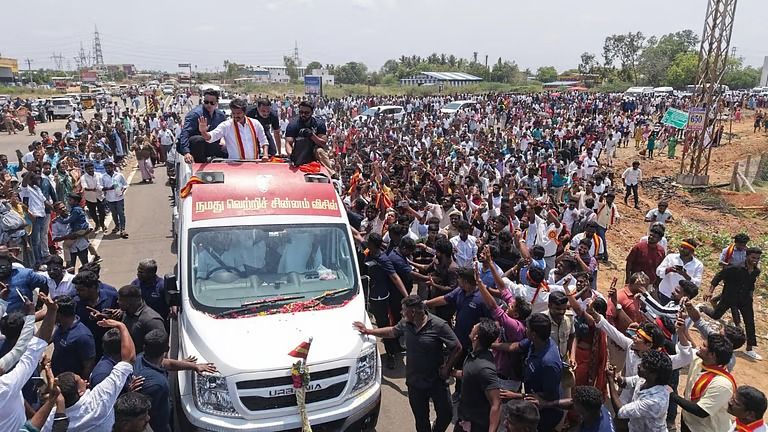 தாமதமாக வந்ததால் விஜய்க்கு பேச அனுமதி மறுப்பு - சைகையிலேயே வாக்குச் சேகரிப்பு!