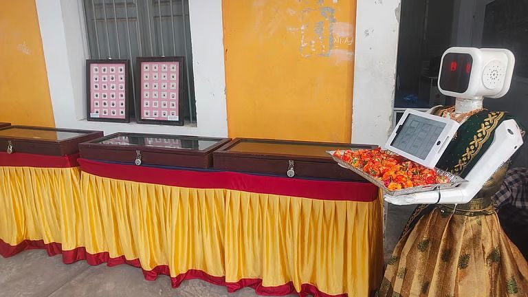 வாக்காளர்களை வரவேற்ற ரோபோ; செம்பருத்தி டீயுடன் அசத்திய புதுச்சேரி 'தனித்துவ' வாக்குச்சாவடிகள்!