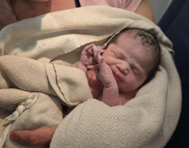 வானில் பிறந்த அதிசயம்! பறக்கும் விமானத்தில் மருத்துவப் பயணிகள் உதவியுடன் பெண்ணுக்குச் சுகப்பிரசவம் - நெகிழ்ச்சியான சம்பவம்!