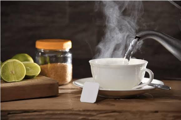 கோடையில் வெந்நீர் குடிப்பது நல்லதா? நிபுணர்கள் கூறுவது என்ன?