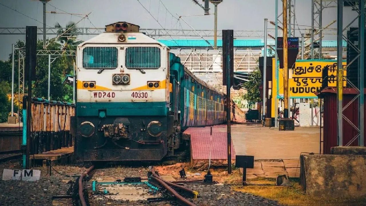 ஜெனரல் டிக்கெட் வச்சிருக்கீங்களா?.. தெரியாமக்கூட ஸ்லீப்பர் கோச்சில் ஏறிடாதீங்க: ரயில்வே துறையின் புதிய அதிரடி அபராதக் கெடுபிடி!