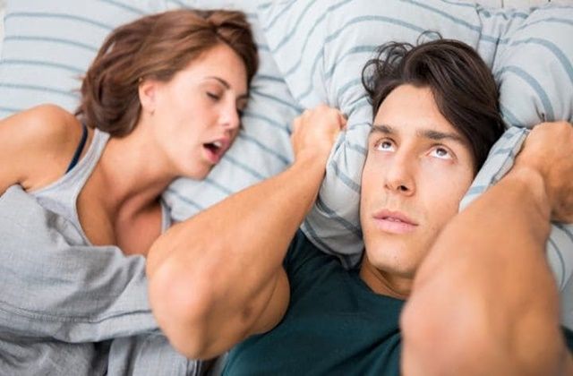 குறட்டை தொல்லையால் அவதியா? இனி‌ வீட்டு பொருள்களை வைத்து சட்டுனு குறைக்கலாம்!