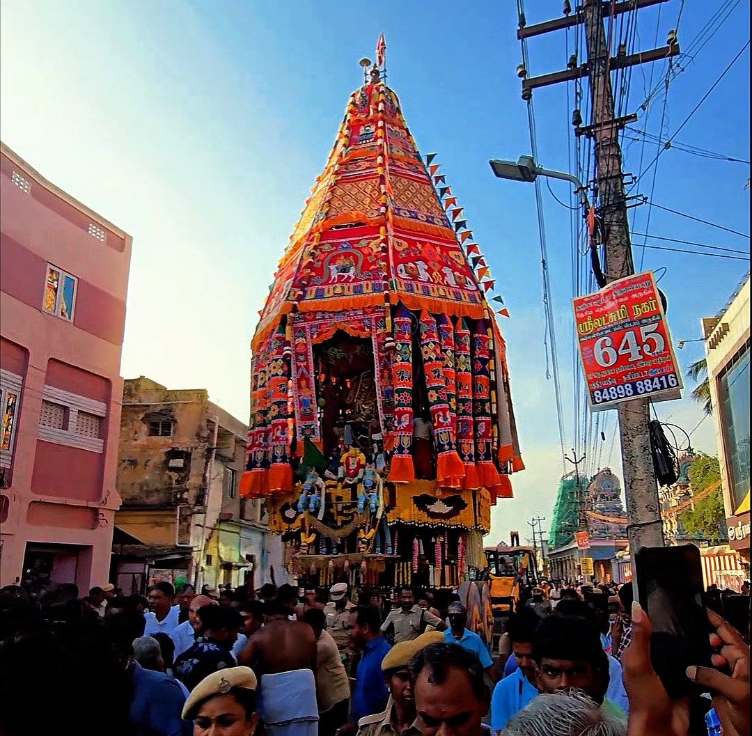 தஞ்சை பெரிய கோவில் சித்திரை திருவிழா: பல்லாயிரக்கணக்கான பக்தர்கள் சூழ கோலாகலமாக நடைபெற்ற தேரோட்டம்