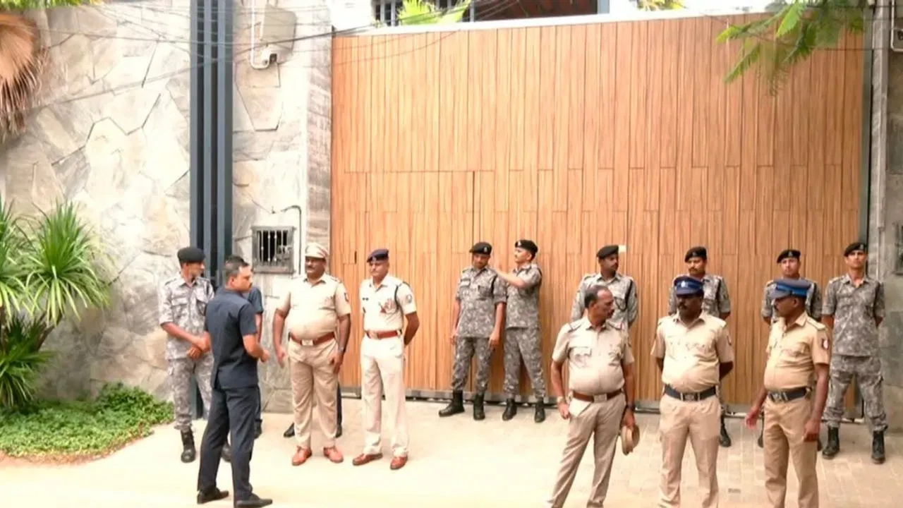 திருச்சி கிழக்கில் விஜய் அபார முன்னிலை: நீலாங்கரை இல்லம் முன் நூற்றுக்கணக்கான போலீசார் குவிப்பு!